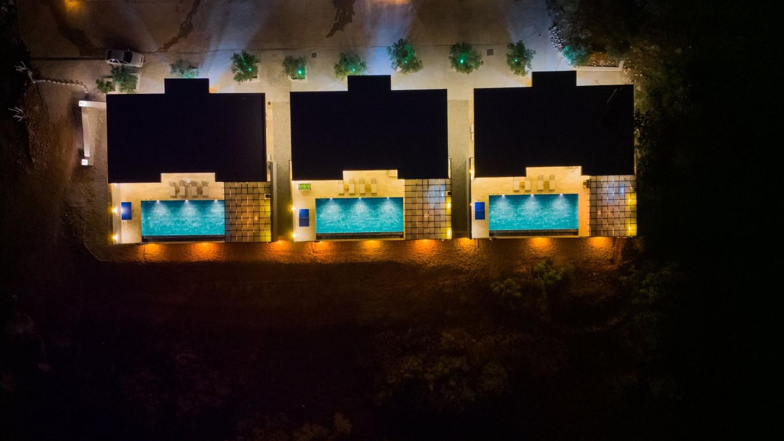 Villaların gece havadan görünümü